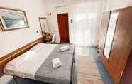 Kamar Tidur 4 Hotel Sara - 4 Guests Room - n 3