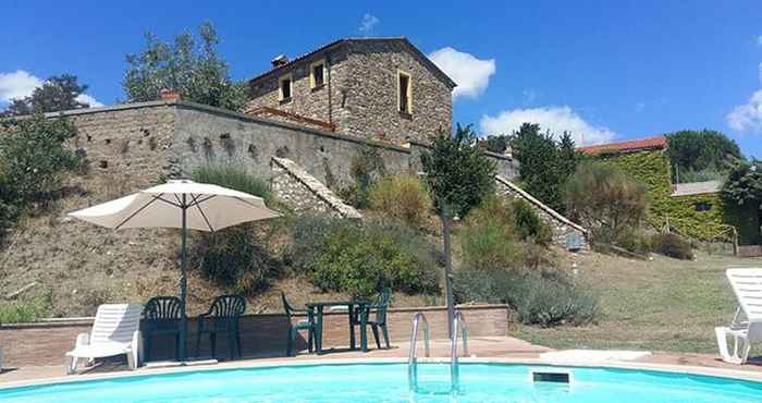 Kolam Renang Agriturismo Rustico Dotato Di Piscina