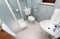 Toilet Kamar Lea Double Room With Balcony