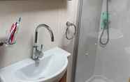 ห้องน้ำภายในห้อง 5 Inviting 4 Berth Caravan in Hebden Bridge