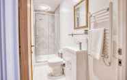 ห้องน้ำภายในห้อง 7 King Size 1 Bedroom Comfort Apartment en Suite Shower Free Toiletries Wifi and Hairdryer