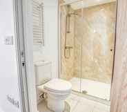 In-room Bathroom 6 Superb 2 Bedroom Family Apartment King Size bed Ensuite Shower and Toiletries in Central Lincoln