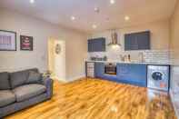 Common Space Superb 2 Bedroom Family Apartment King Size bed Ensuite Shower and Toiletries in Central Lincoln