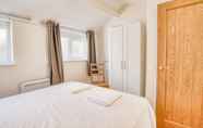 Bedroom 5 Superb 2 Bedroom Family Apartment King Size bed Ensuite Shower and Toiletries in Central Lincoln