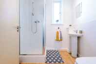 In-room Bathroom 3 Bed House Manchester by MCR Dens