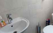 Toilet Kamar 2 Lovely 1 Bedroom Apartment With Garden