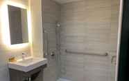 In-room Bathroom 6 Best Western Plus Brooklyn-Prospect Park