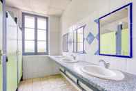 In-room Bathroom Auberge de Fréjus Saint-Raphael - Hostel