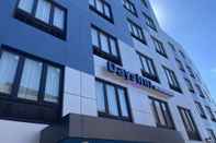 Exterior Days Inn by Wyndham Bronx NYC