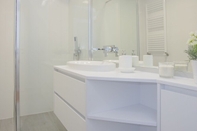 In-room Bathroom Liiiving -Luxury River View Apartment IV
