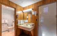 Toilet Kamar 4 Trailhead by Weekender