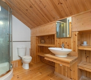 Toilet Kamar 6 The Bluebell - Luxury Lodge With Hot Tub