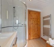 Toilet Kamar 4 The Bluebell - Luxury Lodge With Hot Tub