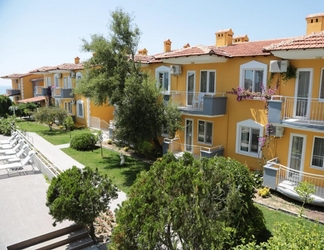 Exterior 2 Hotel Room With Shared Pool Near Beach in Kusadasi