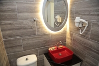 Toilet Kamar Hotel Room With Shared Pool Near Beach in Kusadasi