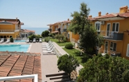 Kolam Renang 3 Hotel Room With Shared Pool Near Beach in Kusadasi