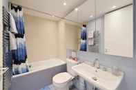 Toilet Kamar Stunning 2 Bedroom Mezzanine Loft in Portobello