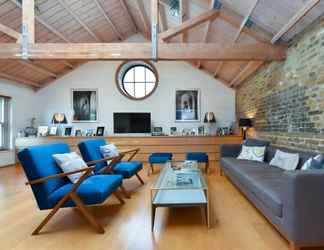 Lobby 2 Stunning 2 Bedroom Mezzanine Loft in Portobello