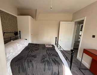 Others 2 Stylish 1 Bedroom Top Floor Apartment in Highgate
