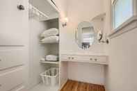 Toilet Kamar Signature KING 1BR In Top Beach Location (AB)