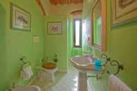 In-room Bathroom On the Coast of the Tyrrhenian Sea Combined