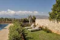 Swimming Pool Villa Anemi in Sternes