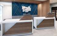 Lobi 2 Holiday Inn Express & Suites Toronto Airport South, an IHG Hotel