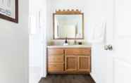 In-room Bathroom 2 Cedar by Avantstay Ski Season Home! w/ Ping Pong