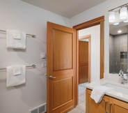 In-room Bathroom 5 Pacific House by Avantstay Bright Airy Home w/ Direct Access to Cannon Beach