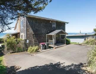 Exterior 2 Pacific House by Avantstay Bright Airy Home w/ Direct Access to Cannon Beach