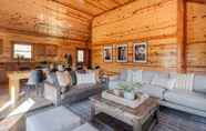 Common Space 7 Elm by Avantstay Mountain Side Cabin w/ Movie Theatre, Indoor Pool, Hot Tub & Views