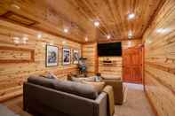 Lobby Elm by Avantstay Mountain Side Cabin w/ Movie Theatre, Indoor Pool, Hot Tub & Views