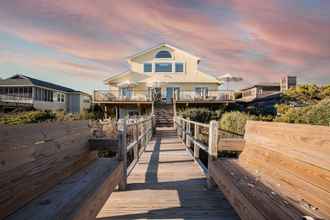 Exterior 4 Lighthouse by Avantstay Beachfront View Home w/ Pool Table & Ping Pong