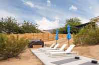 สระว่ายน้ำ Chicory by Avantstay Modern Desert Retreat w/ Hot Tub