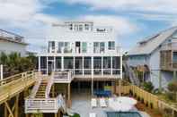 Swimming Pool Ocean's Eye by Avantstay Beach Front Home w/ Roof Top, Pool & Putting Green!