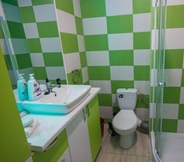 In-room Bathroom 3 Stunning Green Studio 43