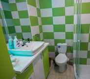 In-room Bathroom 3 Stunning Green Studio 43