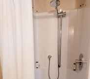 In-room Bathroom 6 Flotel St-Paul-Ile-aux-Noix