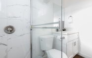 In-room Bathroom 7 Grant Hill II by Avantstay Contemporary Home w/ Patio 5min to Balboa Park