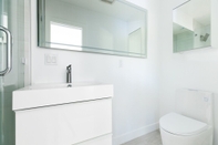 In-room Bathroom Avalon I by Avantstay Contemporary San Diego Condo w/ Large Patio