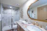 In-room Bathroom River Edge A by Avantstay Two BR Condo In Historic Depot District