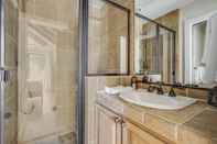 In-room Bathroom Marillac by Avantstay Gorgeous Ski Cabin w/ Balcony & Patio