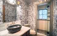 In-room Bathroom 7 Tavern House by Avantstay Gorgeous Home Close to the Slopes