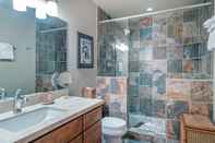 In-room Bathroom Riverside Condos C202 by Avantstay Condo Close To Downtown, Town Park & Ski Lift #8