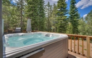 สิ่งอำนวยความสะดวกด้านความบันเทิง 5 Black Bear by Avantstay Spacious Viking Lodge in Tahoe Donner w/ Game Room & Hot Tub!