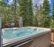 Entertainment Facility 5 Black Bear by Avantstay Spacious Viking Lodge in Tahoe Donner w/ Game Room & Hot Tub!