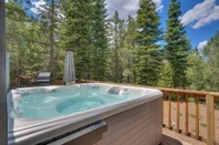 สิ่งอำนวยความสะดวกด้านความบันเทิง Black Bear by Avantstay Spacious Viking Lodge in Tahoe Donner w/ Game Room & Hot Tub!