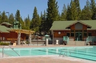 สระว่ายน้ำ Black Bear by Avantstay Spacious Viking Lodge in Tahoe Donner w/ Game Room & Hot Tub!