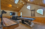 Common Space 7 Black Bear by Avantstay Spacious Viking Lodge in Tahoe Donner w/ Game Room & Hot Tub!