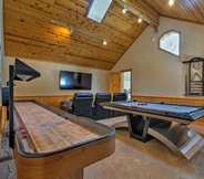 Common Space 7 Black Bear by Avantstay Spacious Viking Lodge in Tahoe Donner w/ Game Room & Hot Tub!